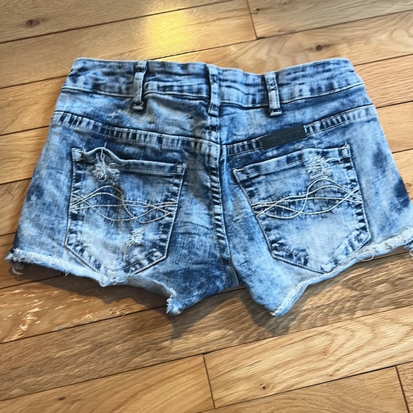 Cowgirl Tuff Shorts size 24 - Picture 2 of 2